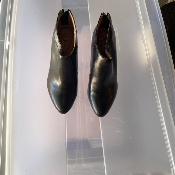 Life Stride Black Ankle Booties women size 7 - Picture 2 of 9